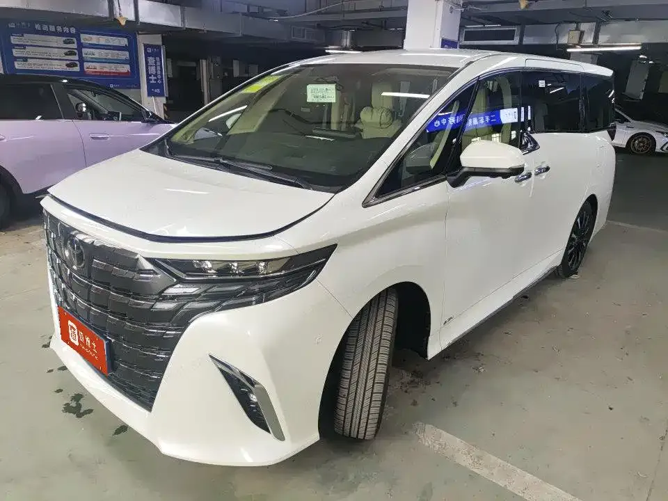 Toyota Alphard — фото 1