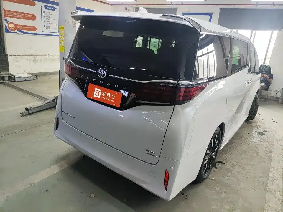 Toyota Alphard — фото 3