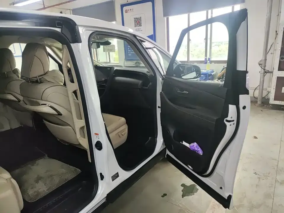 Toyota Alphard — фото 2