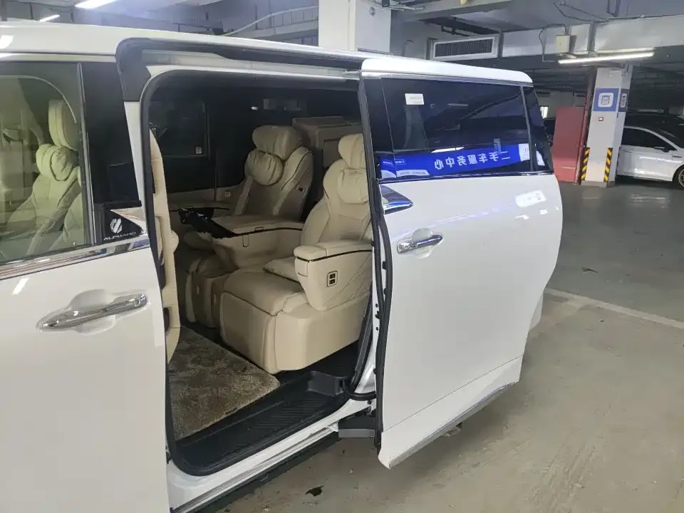 Toyota Alphard — фото 8