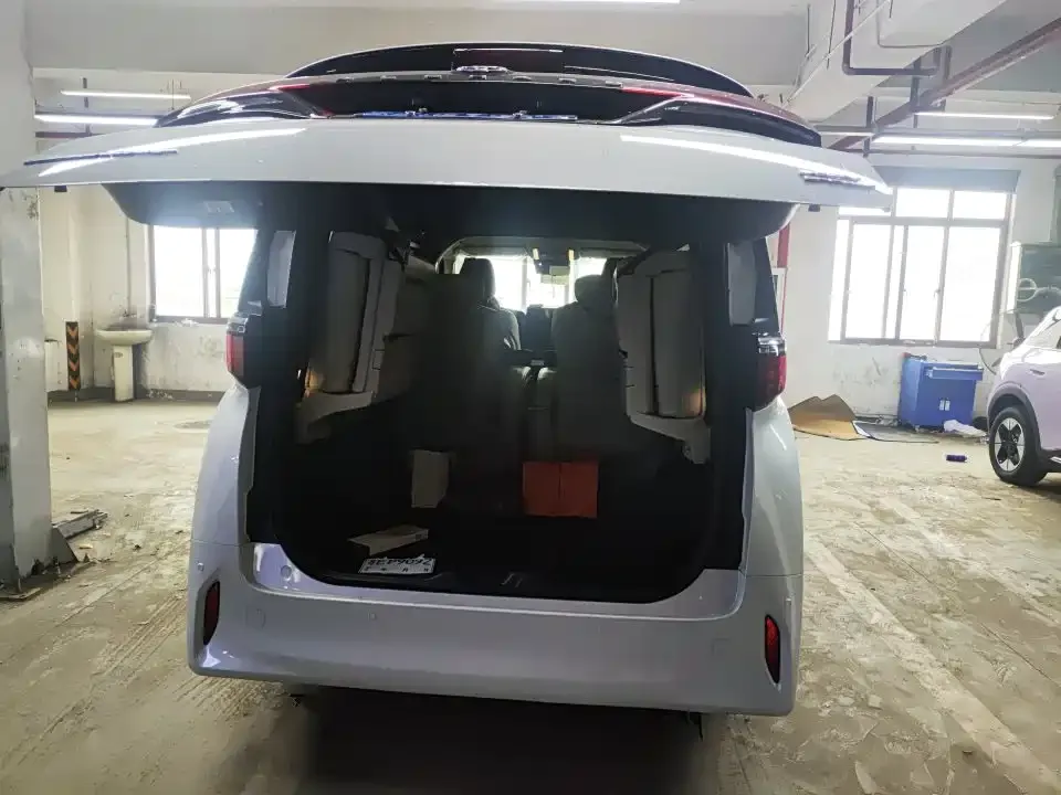 Toyota Alphard — фото 4
