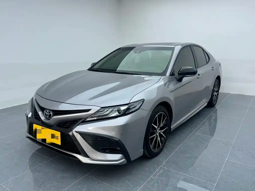 Toyota Camry — фото 1