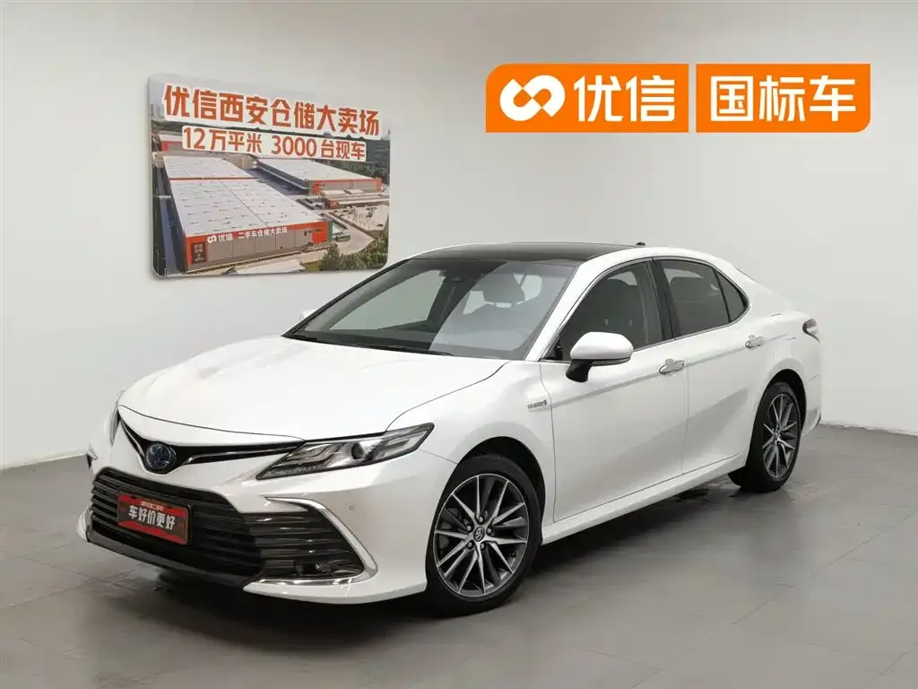 Toyota Camry — фото 1
