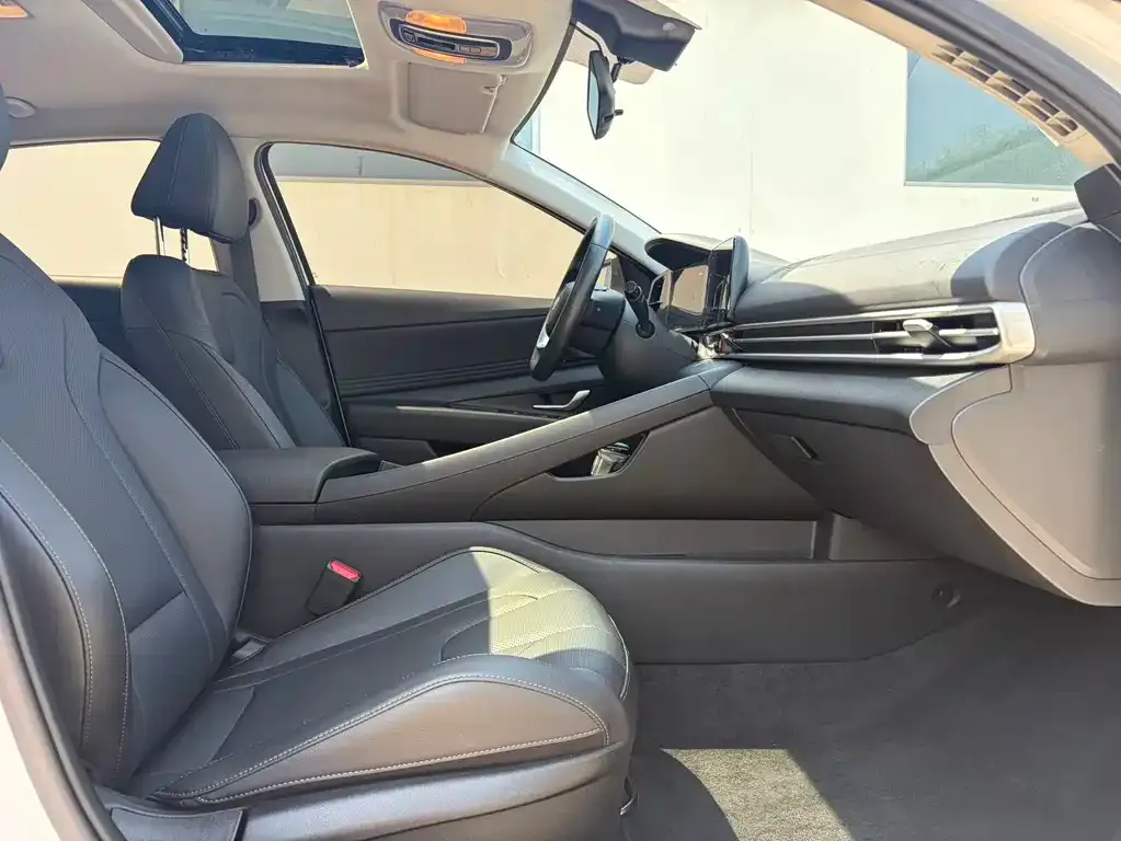 Hyundai Elantra — фото 2