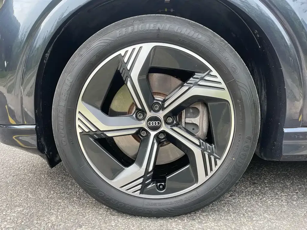Audi Q4 e-tron — фото 10