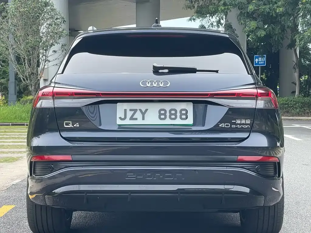 Audi Q4 e-tron — фото 2
