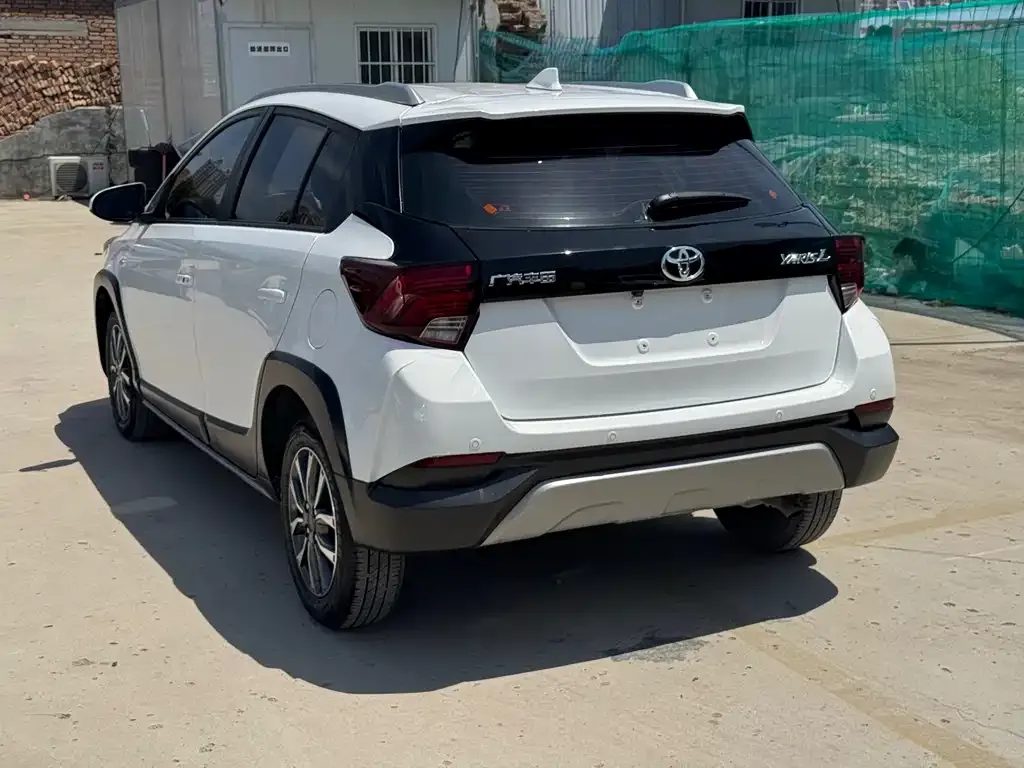 Toyota Yaris L — фото 3
