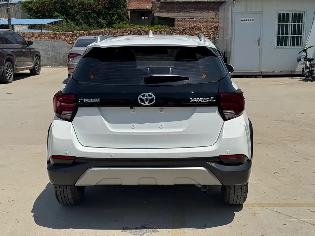 Toyota Yaris L — фото 10