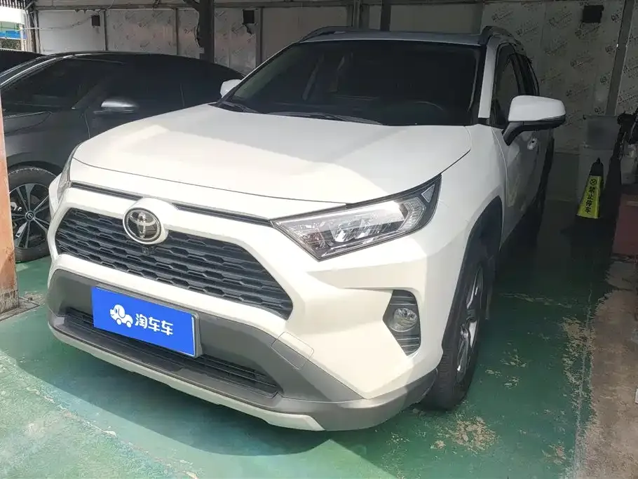 Toyota RAV4 — фото 1