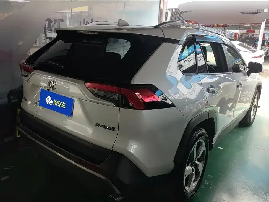 Toyota RAV4 — фото 9