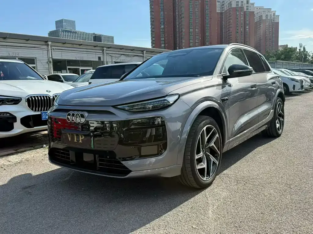 Audi Q6L e-tron — фото 1