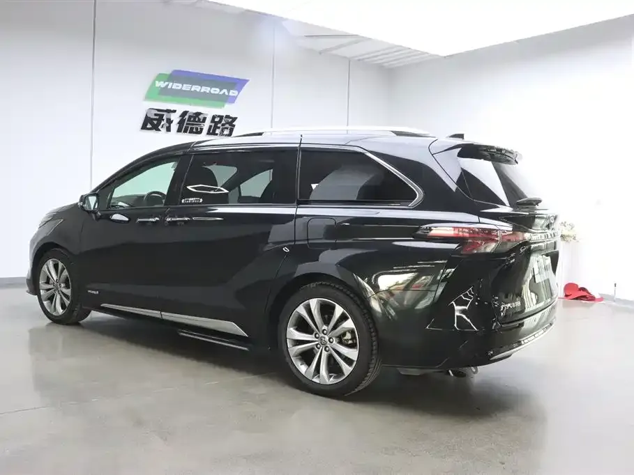 Toyota Sienna — фото 4