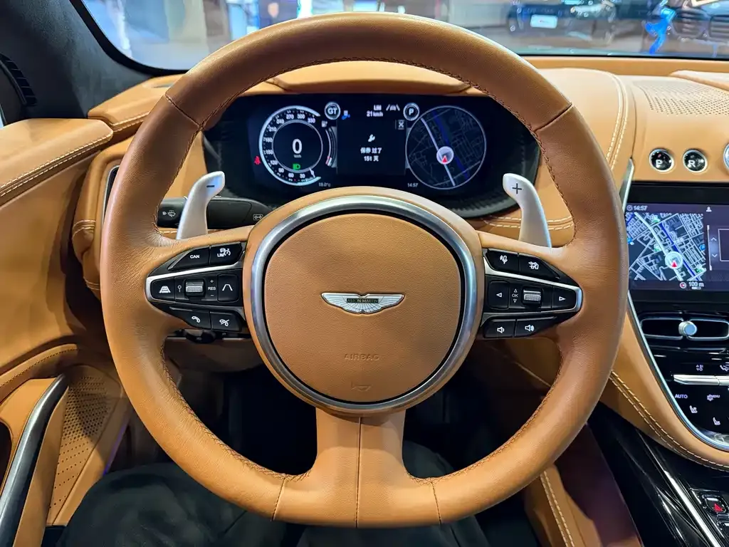 Aston Martin DBX — фото 9