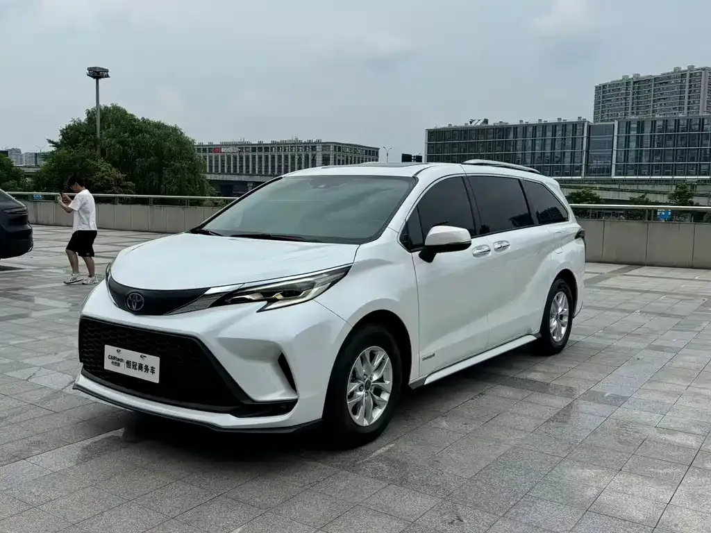 Toyota Granvia — фото 1