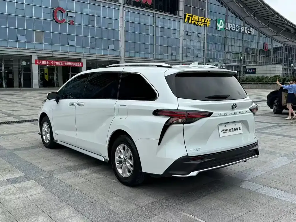 Toyota Granvia — фото 10