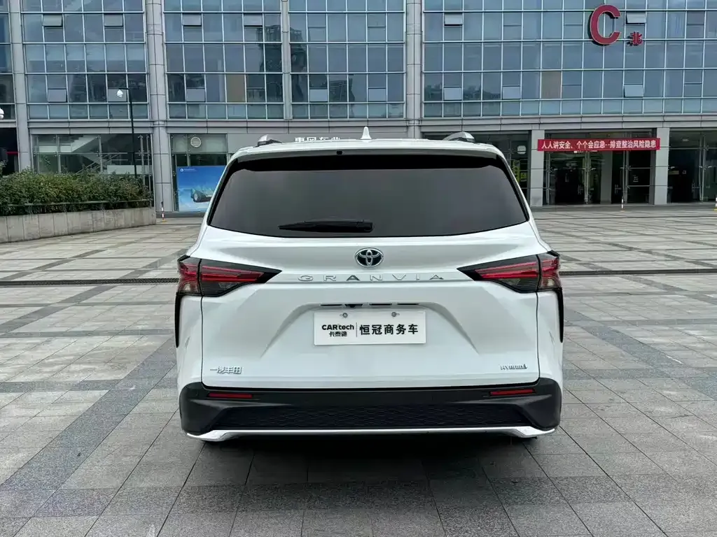 Toyota Granvia — фото 3