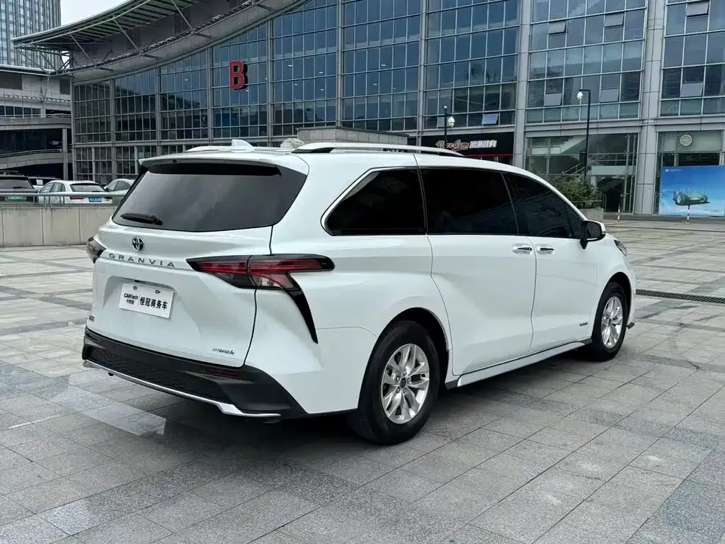 Toyota Granvia — фото 6