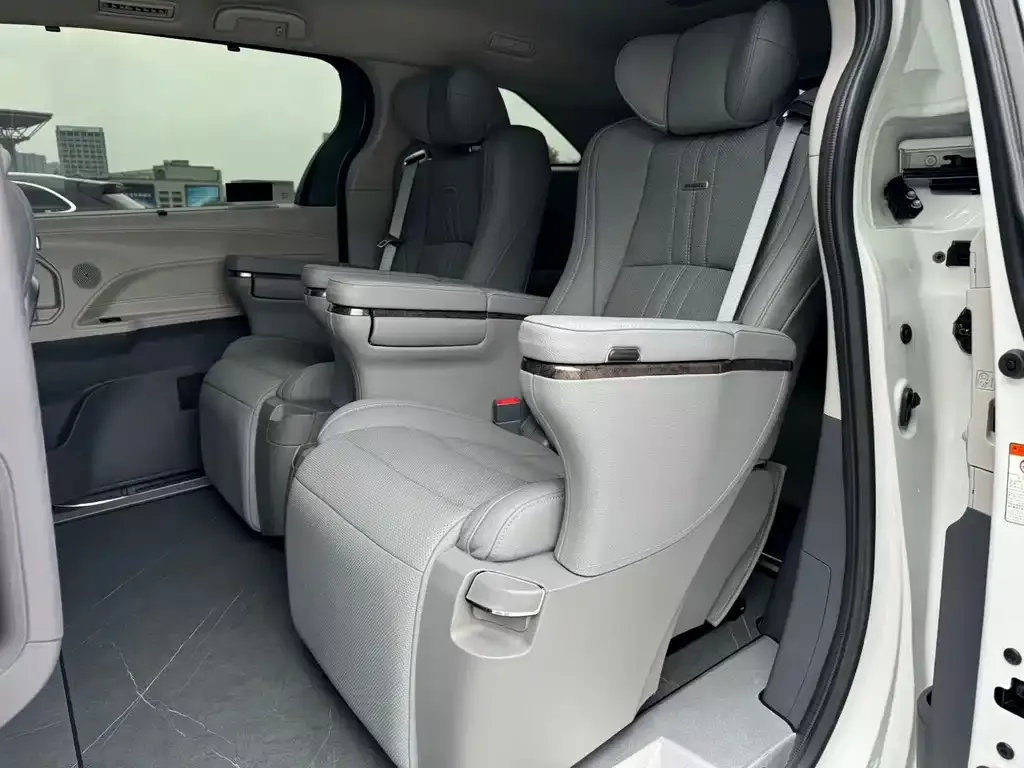 Toyota Granvia — фото 2