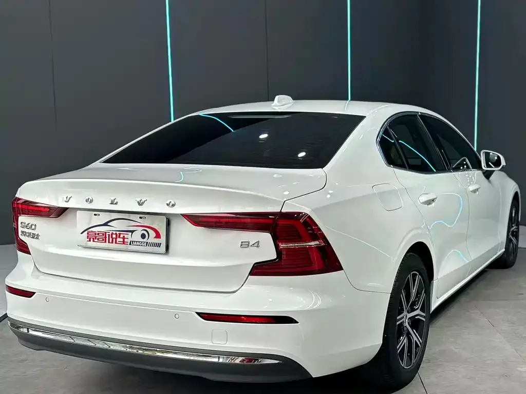 Volvo S60 2023 из CN, фото 4