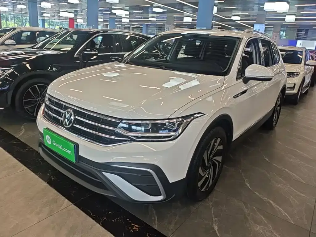 Volkswagen Tiguan L — фото 10