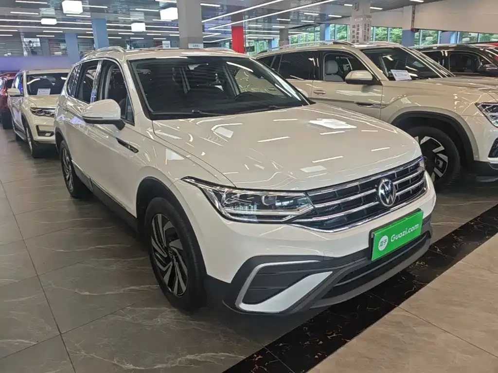 Volkswagen Tiguan L — фото 9