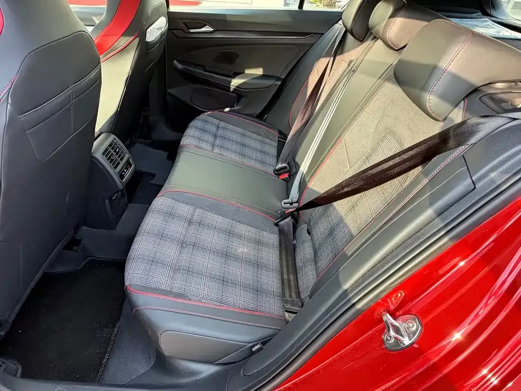 Volkswagen Golf GTI — фото 5
