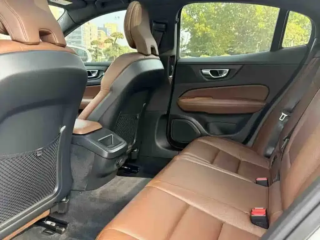 Volvo S60 2023 из CN, фото 5