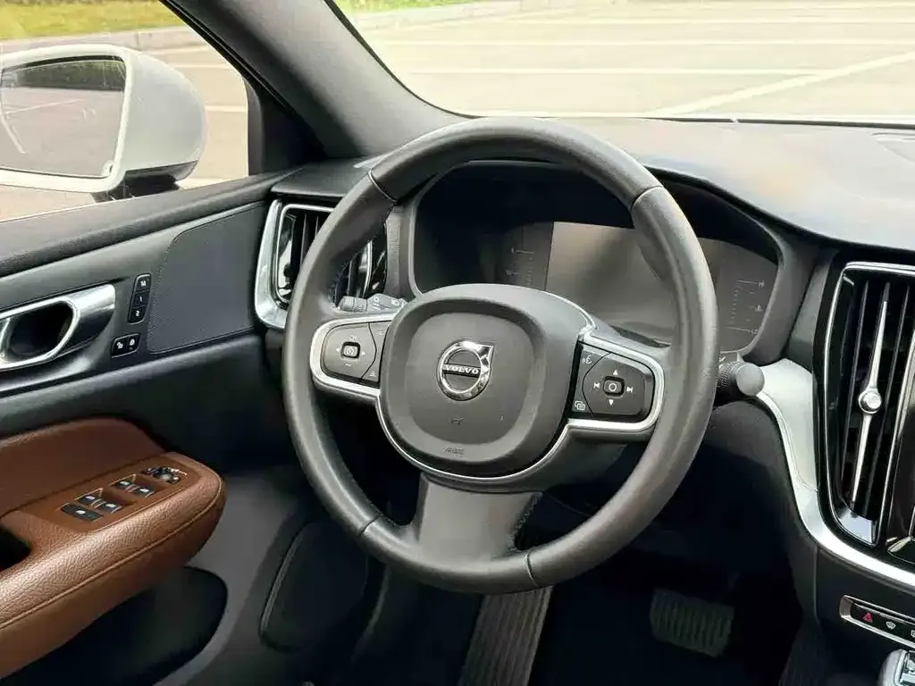Volvo S60 2023 из CN, фото 4
