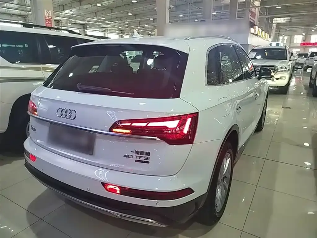 Audi Q5L — фото 10