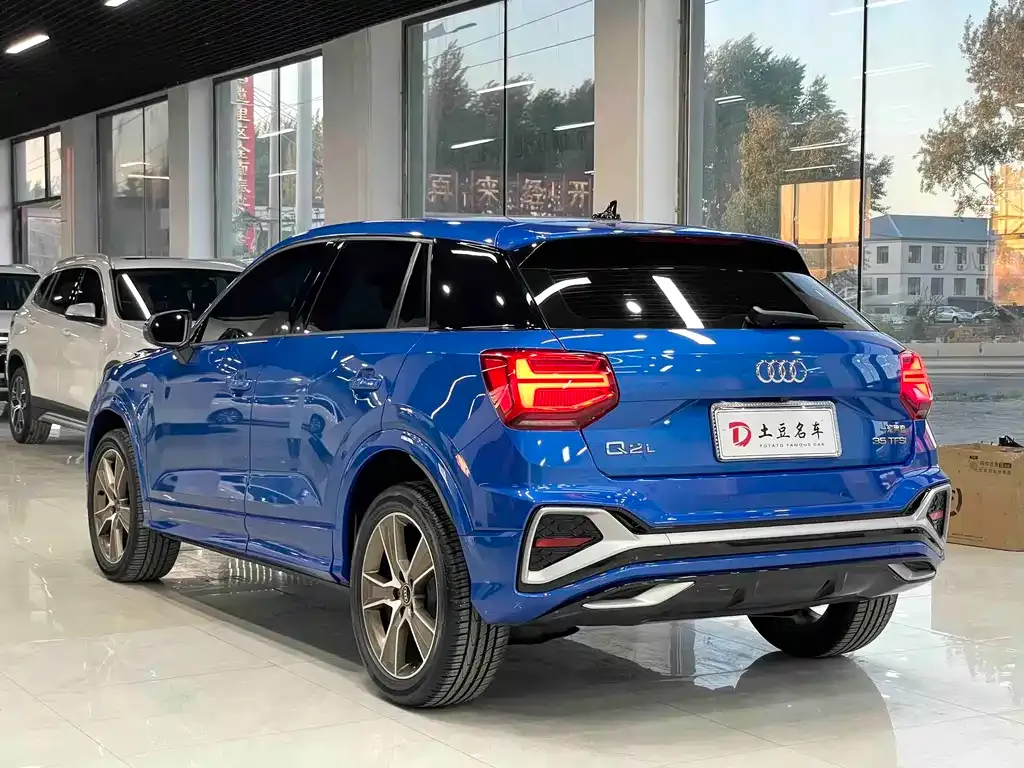 Audi Q2L — фото 10