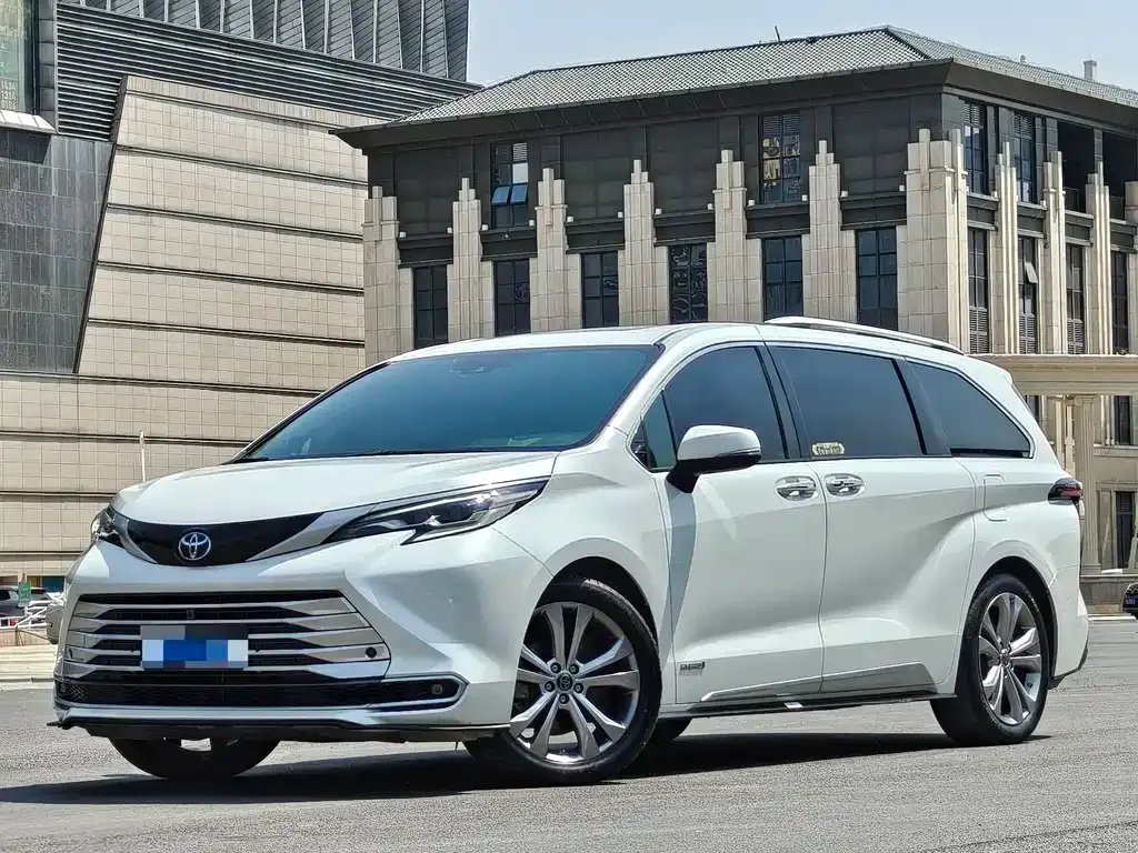 Toyota Sienna — фото 1