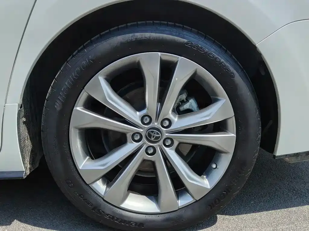 Toyota Sienna — фото 5