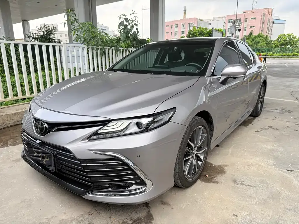 Toyota Camry — фото 1