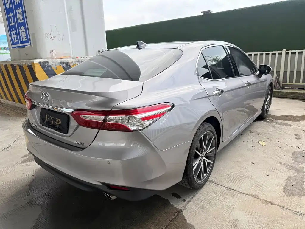 Toyota Camry — фото 2
