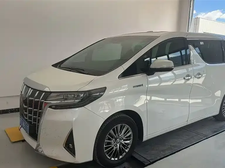 Toyota Alphard — фото 1