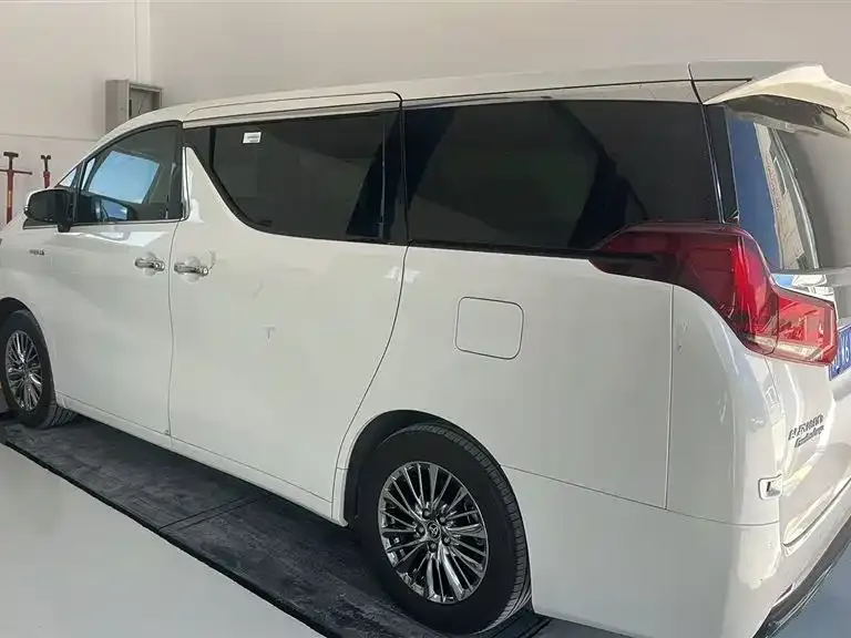 Toyota Alphard — фото 4