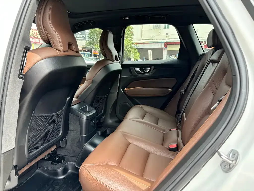 Volvo XC60 PHEV 2022 из CN, фото 4