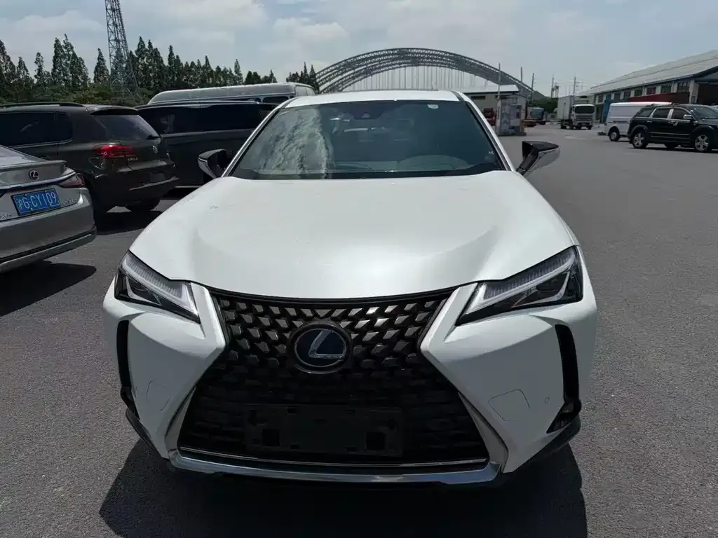 Lexus UX — фото 1