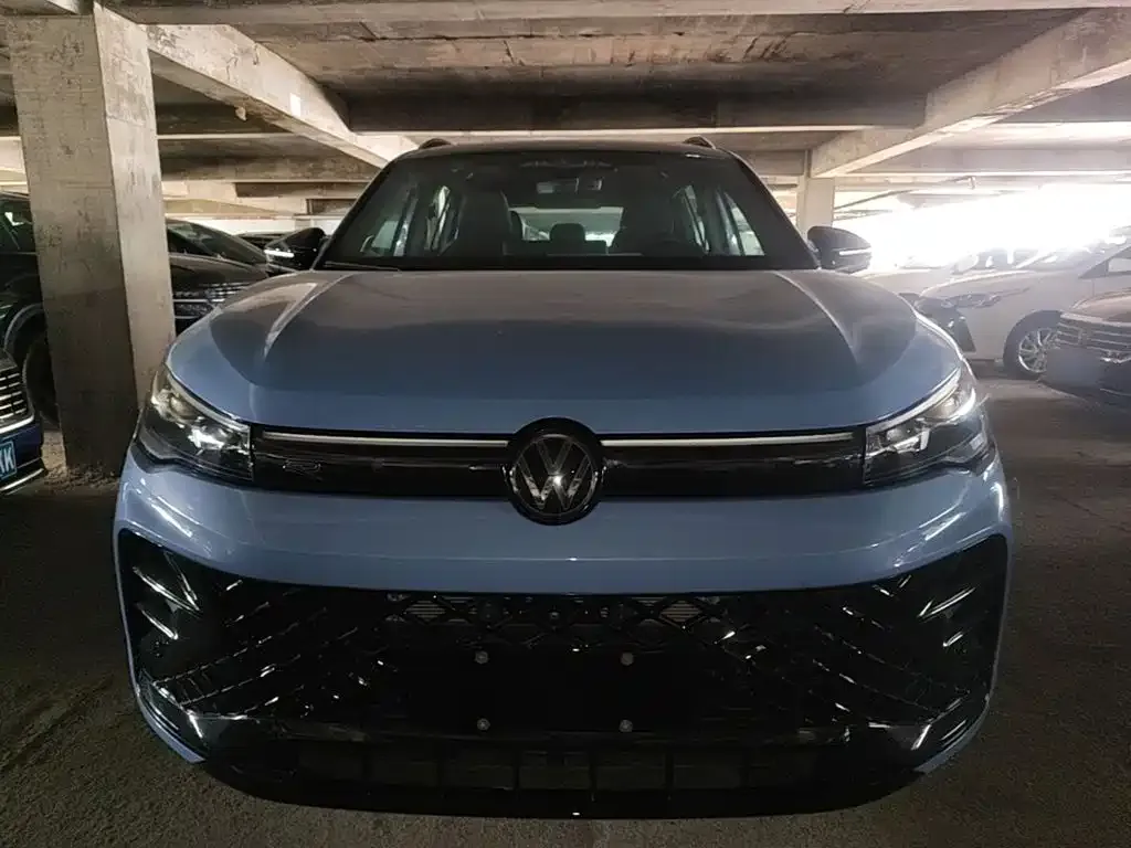 Volkswagen Tiguan L — фото 10