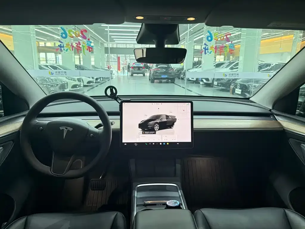Tesla Model Y — фото 8