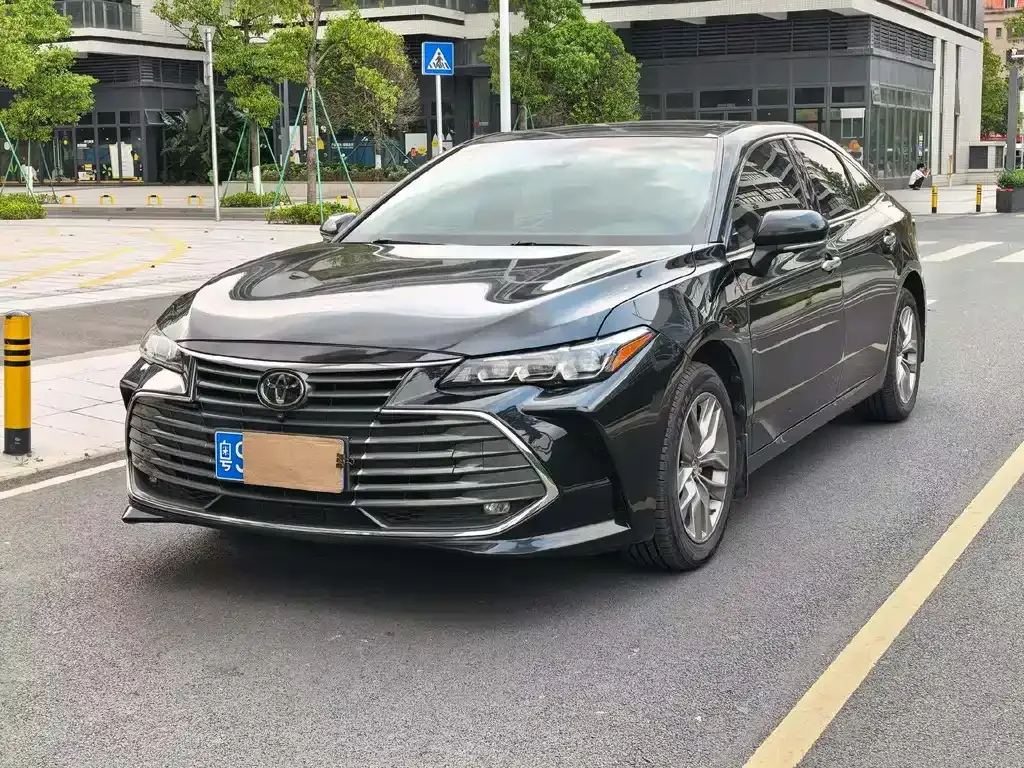 Toyota Avalon — фото 1