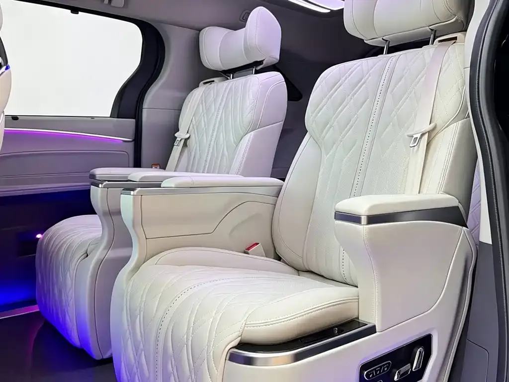 Toyota Sienna — фото 2