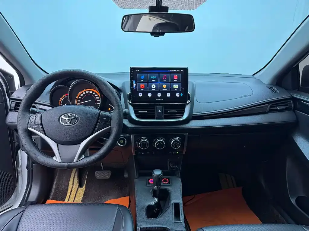 Toyota Yaris L — фото 7