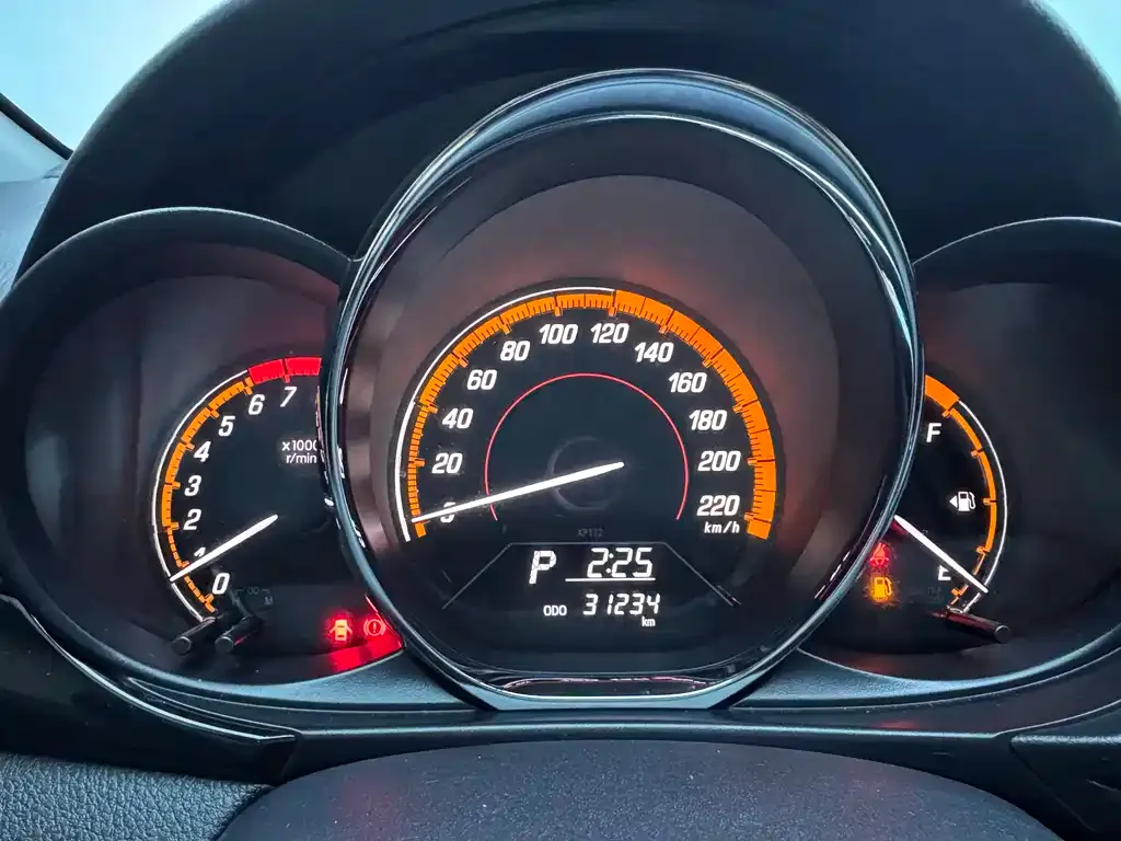 Toyota Yaris L — фото 4