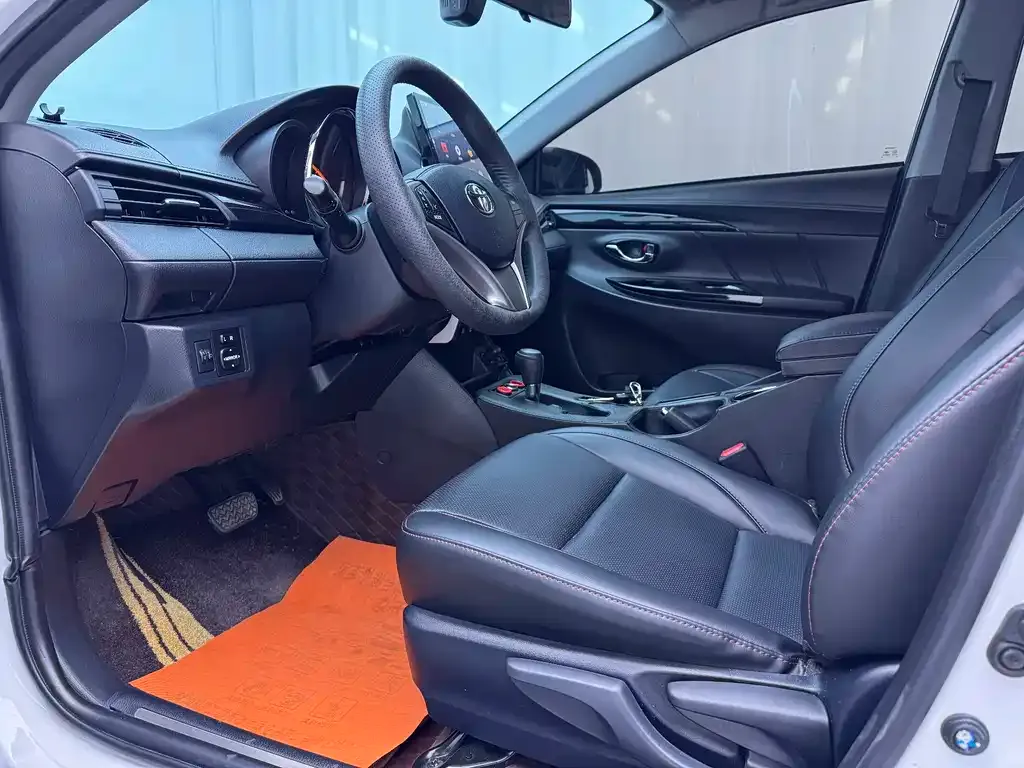 Toyota Yaris L — фото 8
