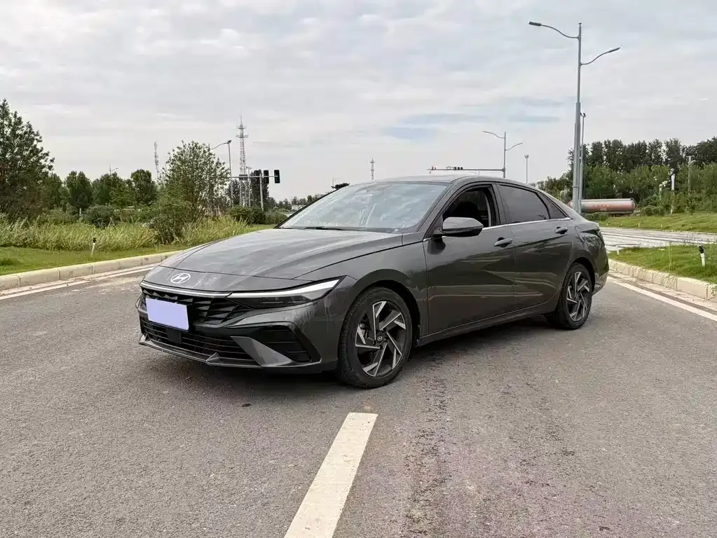 Hyundai Elantra — фото 1