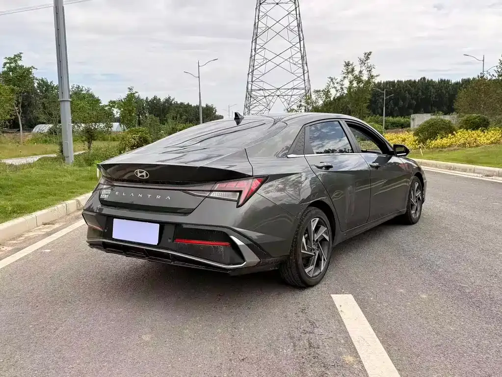Hyundai Elantra — фото 10