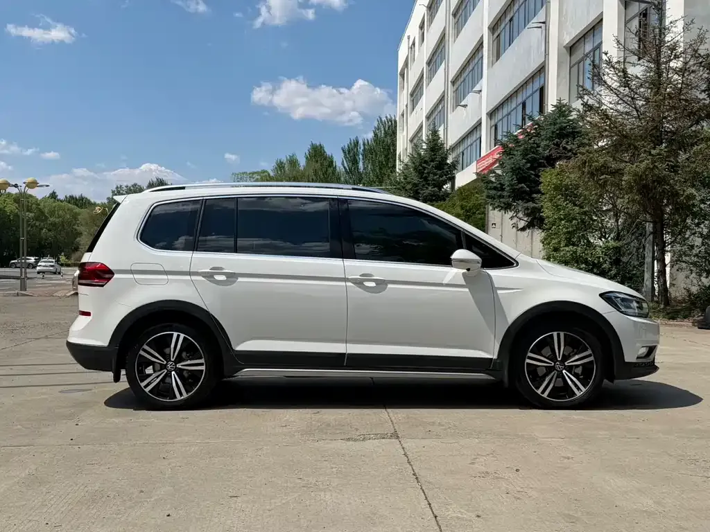 Volkswagen Touran 2022 из CN, фото 9