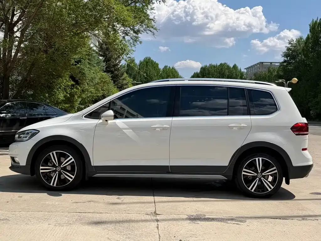 Volkswagen Touran 2022 из CN, фото 10