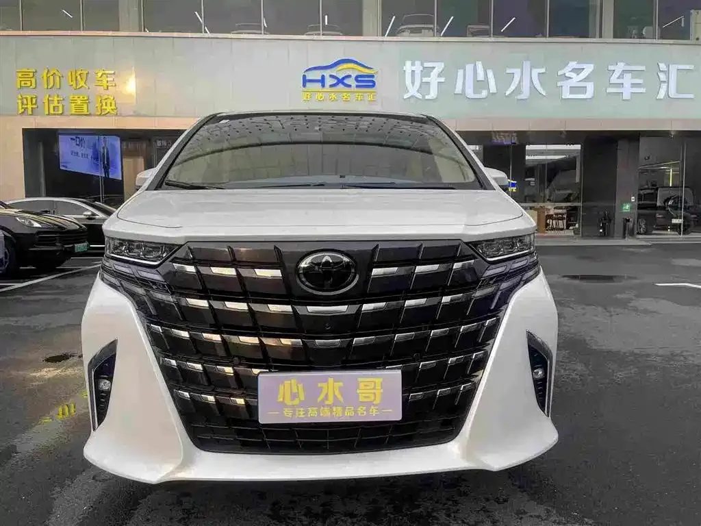 Toyota Alphard — фото 1